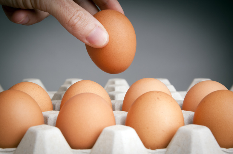 Эксперты нашли просроченные яйца и мясо без маркировки в супермаркете Томска