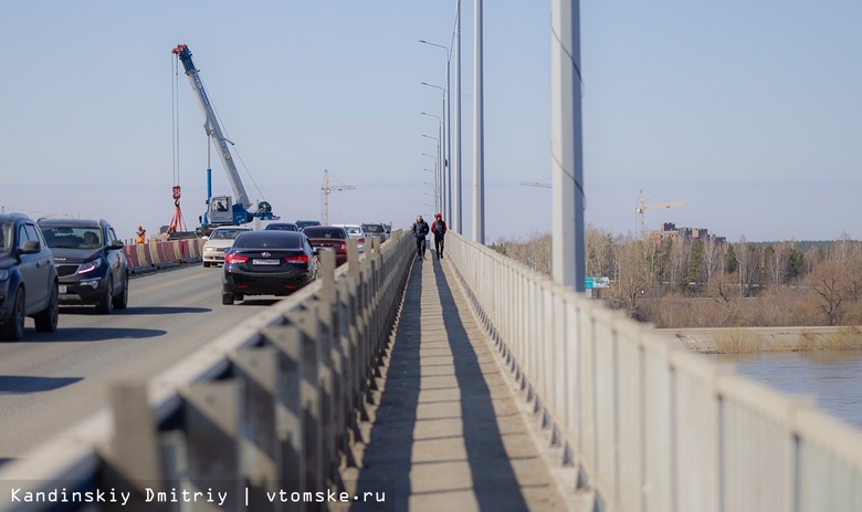 Грузовики тяжелее 5 тонн вновь сутки не смогут ездить по Коммунальному мосту