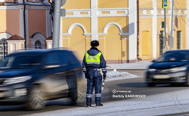 Женский день на дорогах: «цветочный патруль» ГИБДД поздравил томичек с 8 Марта
