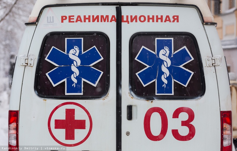 Мужчину увезли в больницу после пожара на производстве мебели в Томске