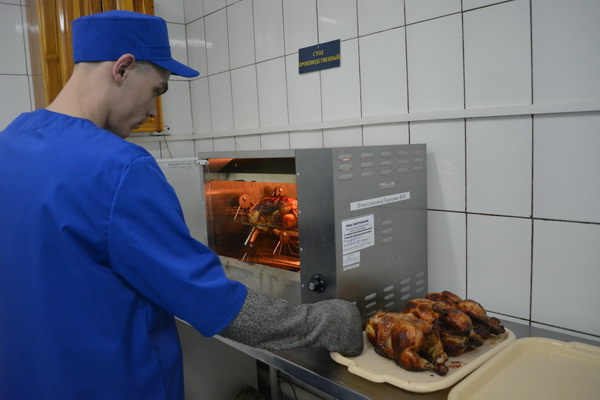 Печи для приготовления куриц-гриль установят во всех томских колониях к концу 2017г