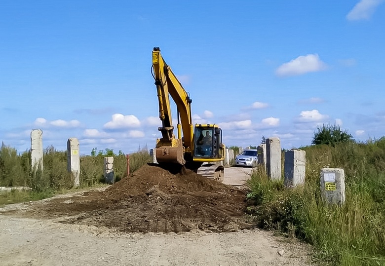 Жители томской деревни Петрово снова не могут попасть домой из-за разрытой дороги