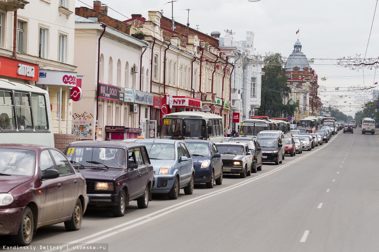 Из-за сужения дороги в районе Главпочтамта автомобилисты встали в пробку (фото)