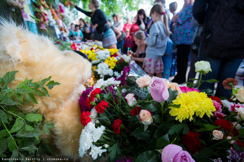 Организаторы акции у детсада на Войкова решают, что делать с цветами и игрушками (фото)