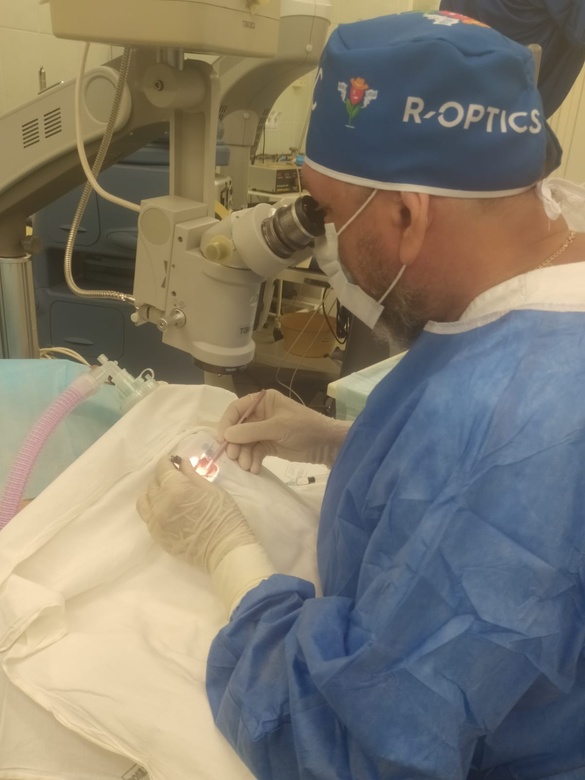 Металлическую скобу длиной более 1 см вытащили офтальмохирурги ОКБ из глаза томича