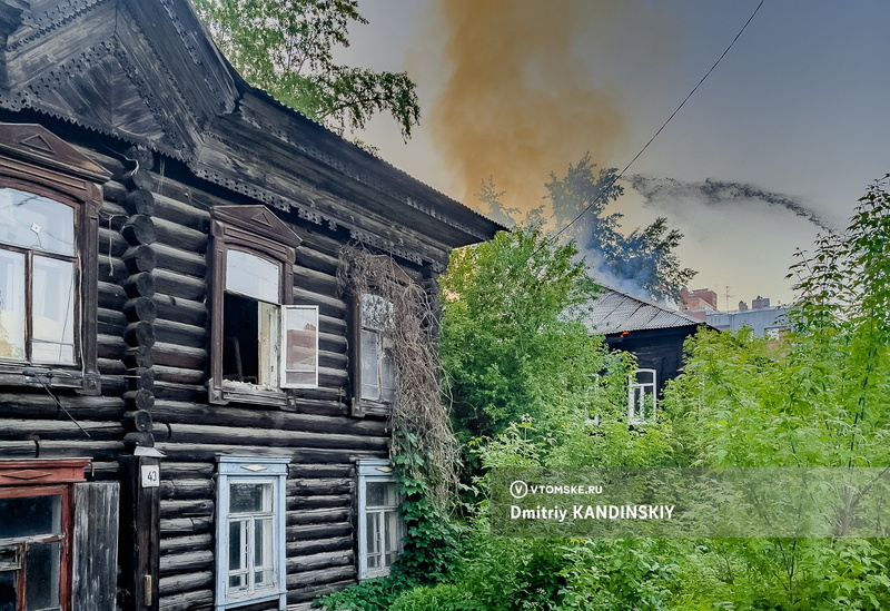Человек погиб при пожаре в деревянном доме Томска. Здание входит в список ценных объектов