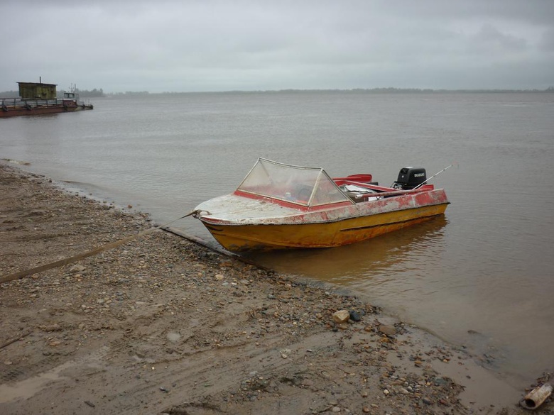 Приставы подкараулили должника на берегу, чтобы арестовать лодку