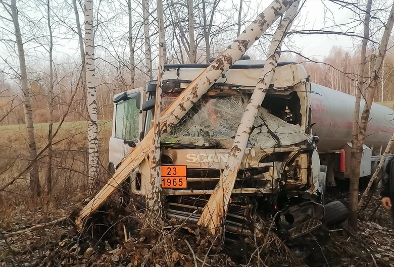 Газовоз и грузовик столкнулись на томской трассе, двое пострадали