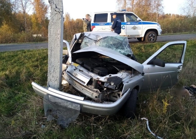 Водитель ВАЗа врезался в опору ЛЭП в томской деревне