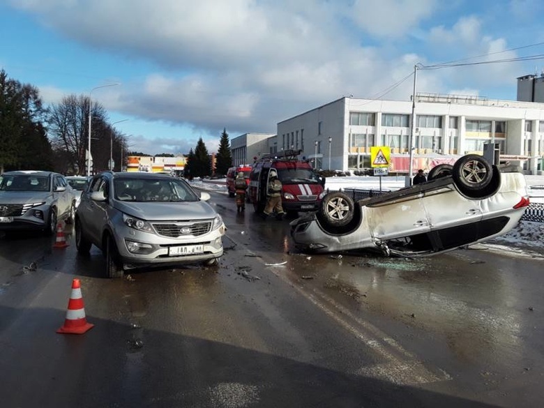 Внедорожник перевернулся после аварии в центре Северска, двое в больнице