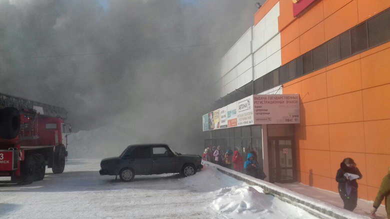 Посетителей ТЦ в Томске эвакуировали из-за пожара в соседнем здании