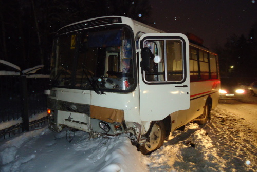 Двое пострадали от столкновения маршрутки с иномаркой