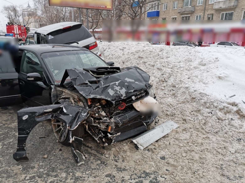 Две иномарки столкнулись на Иркутском, водители в больнице