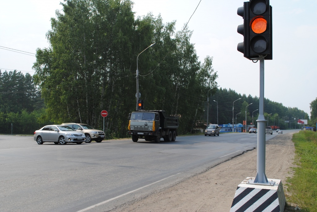 В районе опасного поворота на Аникино появился светофор