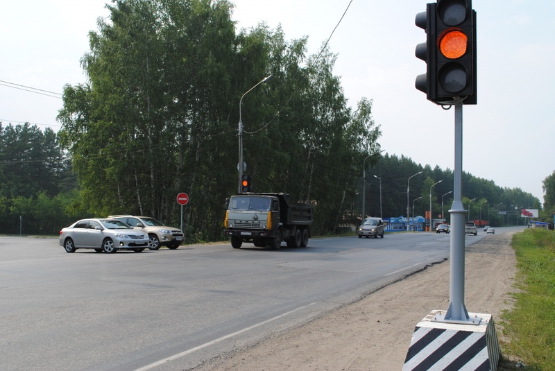В районе опасного поворота на Аникино появился светофор