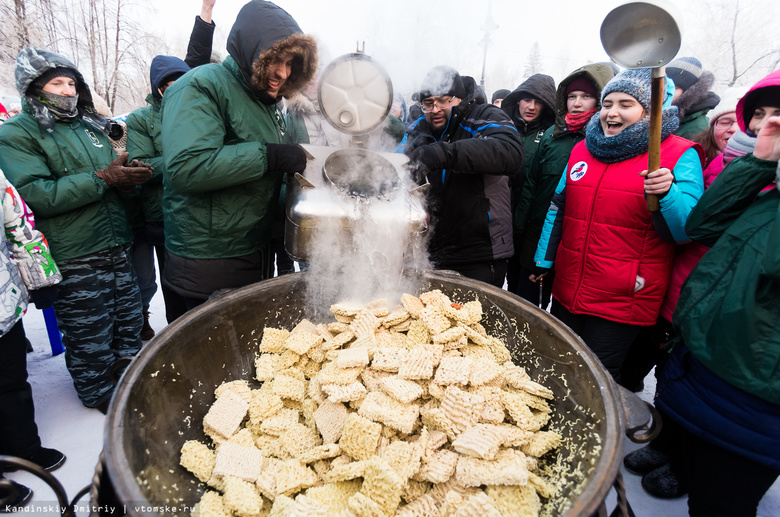 Томские студенты заварили 350 пачек лапши и «утеплили» памятник Татьяне