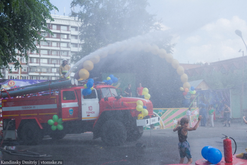 Пожарные поливали томичей водой на празднике Ивана Купалы (фото)