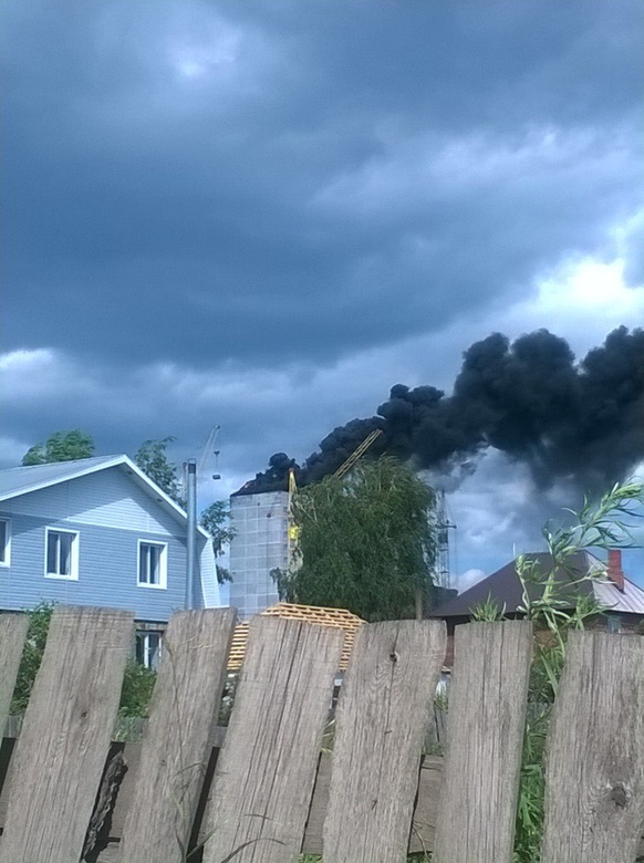 На Ивановского загорелась крыша строящейся многоэтажки