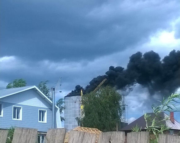 На Ивановского загорелась крыша строящейся многоэтажки