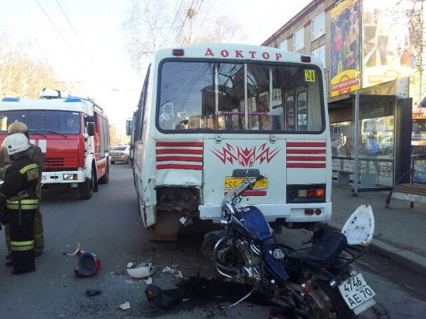 Мотоциклист врезался в маршрутку на Красноармейской (фото)
