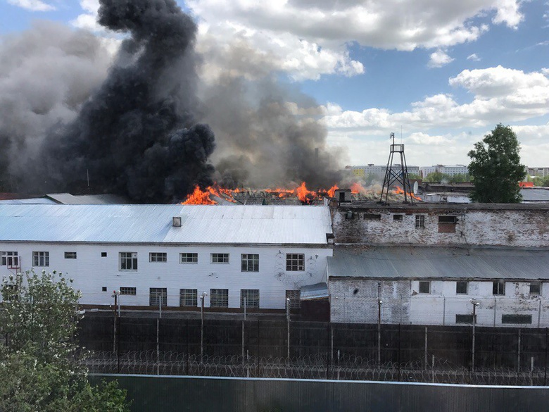 УФСИН: на территории колонии по Нахимова в Томске горят баня и школа