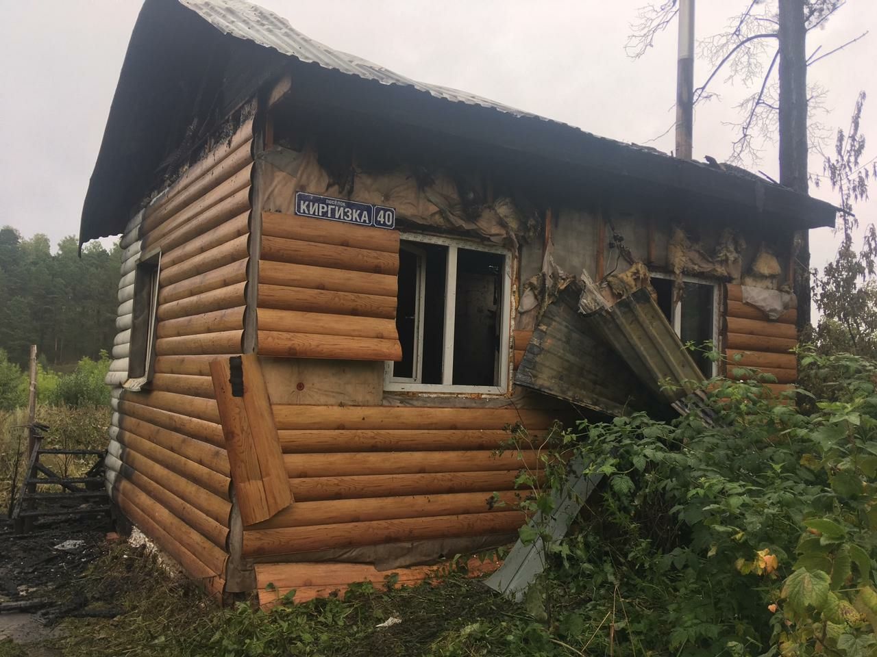 Двух человек спасли через окно горящего дома в Томске. За их жизни борются  врачи | 14.08.2021 | Томск - БезФормата