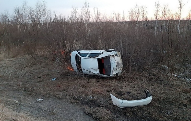 Водитель без прав съехал в кювет на трассе в Томской области, пострадал пассажир