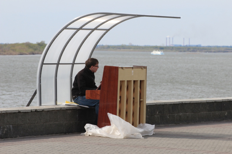 Над уличным пианино на набережной Томска установили навес