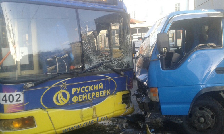 Водитель троллейбуса госпитализирован после ДТП с грузовиком в центре Томска
