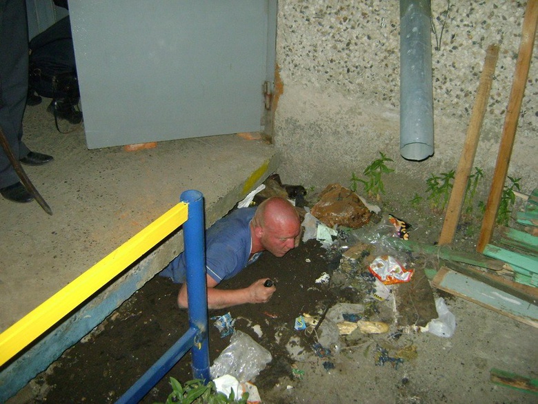 Томич застрял под бетонной плитой, пытаясь достать упавшие ключи