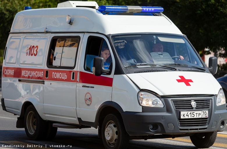 Женщина и ребенок попали в больницу после столкновения двух авто в Томске