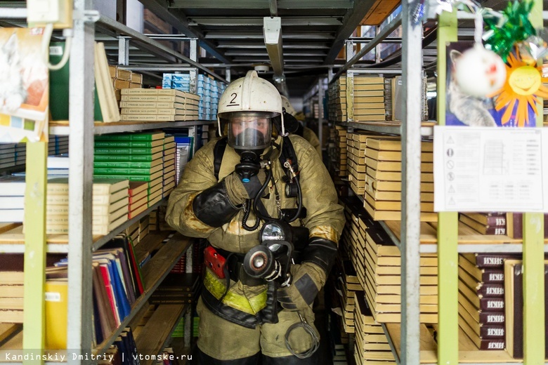 Пожарные спасли 5 человек из «горящей» библиотеки томского вуза