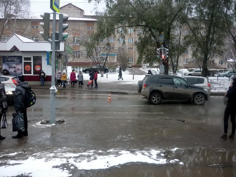 Девушка-водитель сбила подростка на переходе