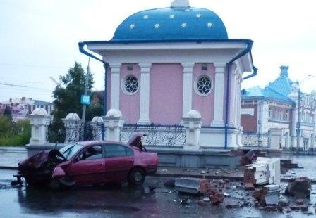 Убегая от полиции, пьяный водитель врезался в часовню (фото)