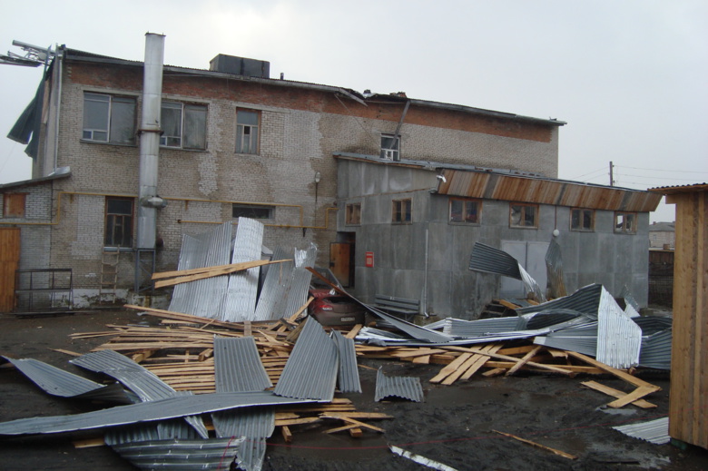 В Могочино ветром снесло крышу магазина (фото)