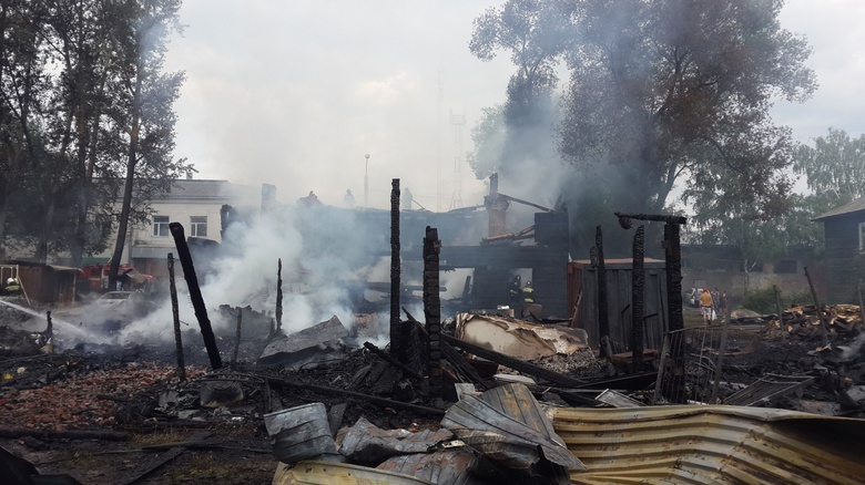 Инспекторы ДПС спасли 7 человек из горящего дома на Шегарском в Томске
