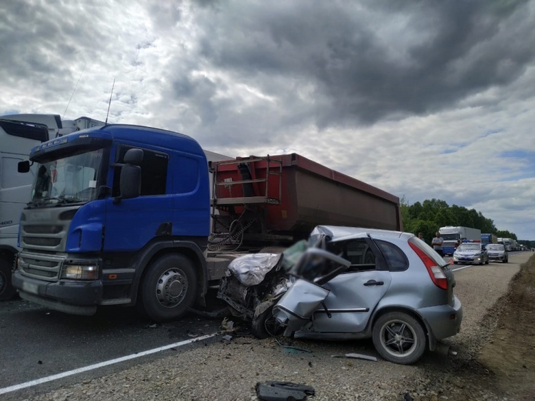 Женщина за рулем «Лады» погибла, врезавшись в грузовик на трассе Томск — Мариинск