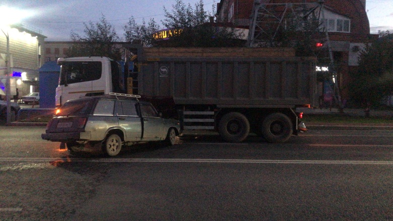 Авария с участием грузовика и 2 легковушек произошла в Томске