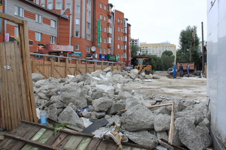 Фундамент постройки на переулке Карповском, 11а, снесли (фото)