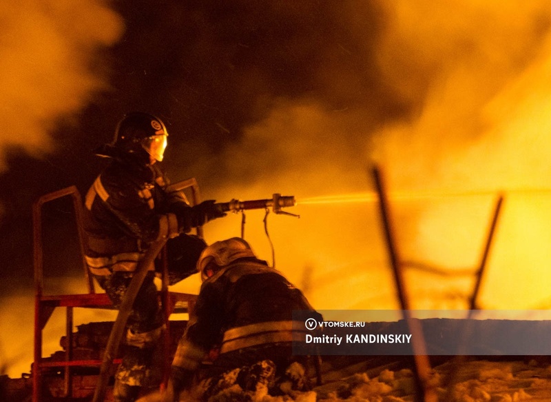Несколько гаражей сгорели на Каштаке в Томске. Очевидцы слышали звуки взрывов