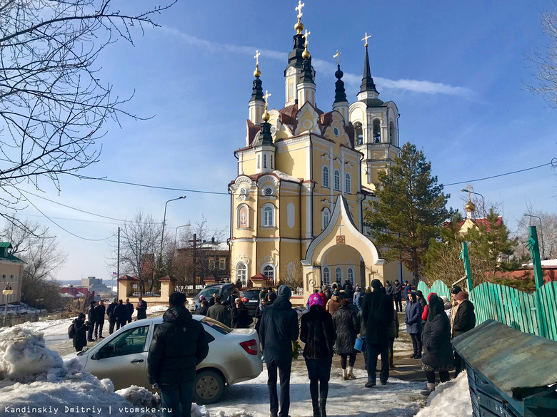 Горожане прощаются с томскими детьми, погибшими при пожаре в кемеровском ТРЦ