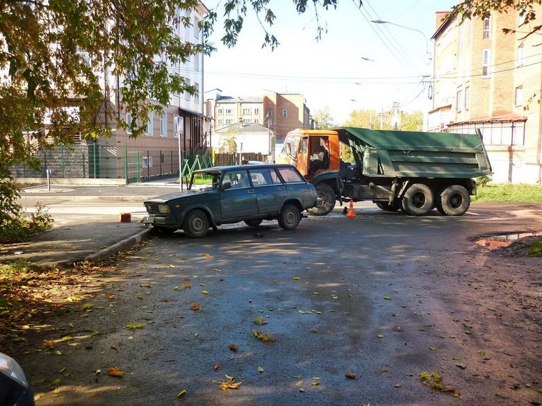 В Томске столкнулись ВАЗ и КамАЗ, травмированы двое