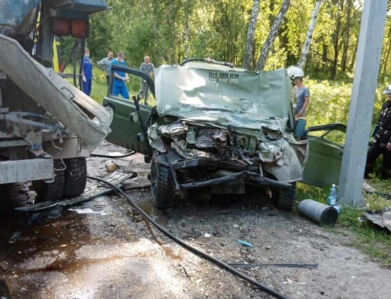 Два человека пострадали при столкновении «Нивы» и грузовика под Томском