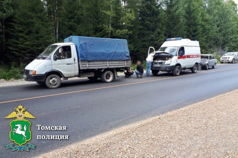 Троих увезли в больницу после столкновения ВАЗа, скорой и «Газели» на томской трассе