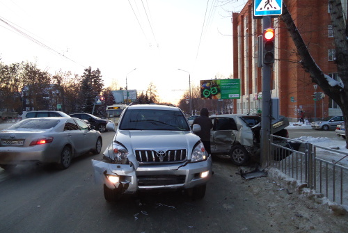 Столкновение двух автомобилей привело к наезду на пешехода (фото)
