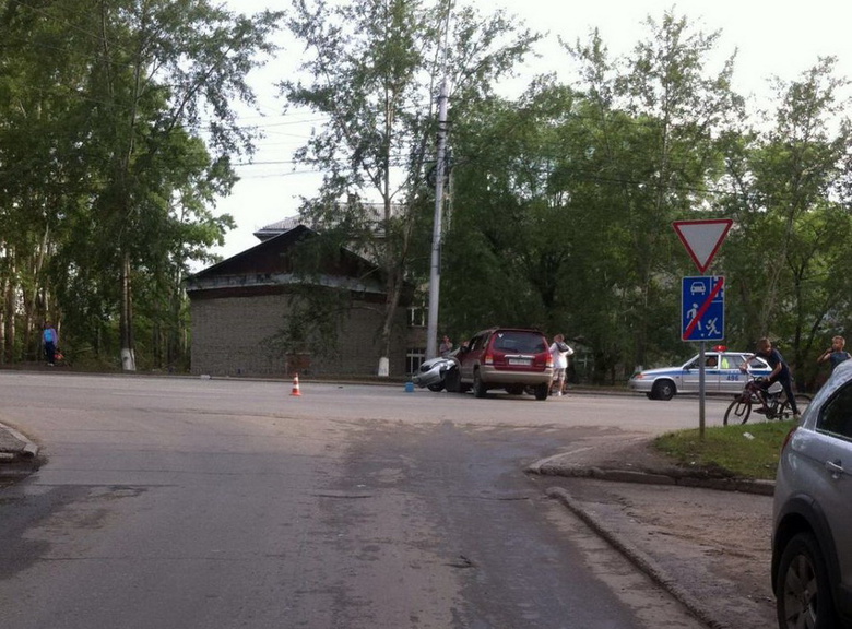 Автоледи на Toyota пострадала в ДТП с Mazda на Смирнова в Томске