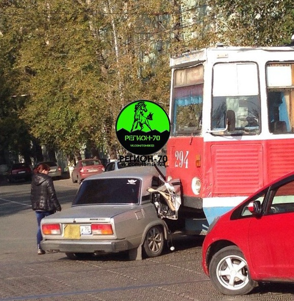 На проспекте Кирова трамвай столкнулся с «Жигулями»