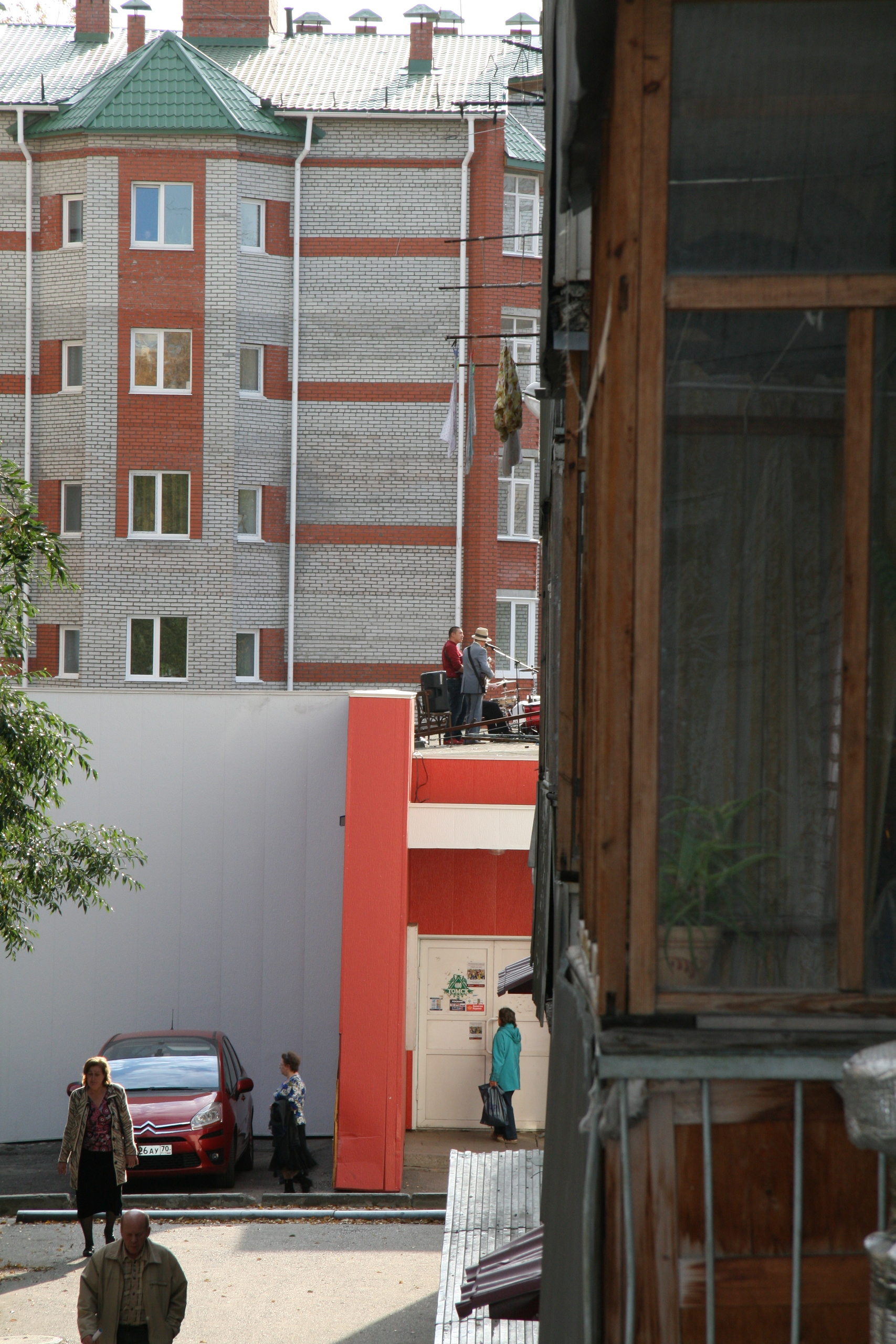 Народные новости: концерт на крыше (фото)