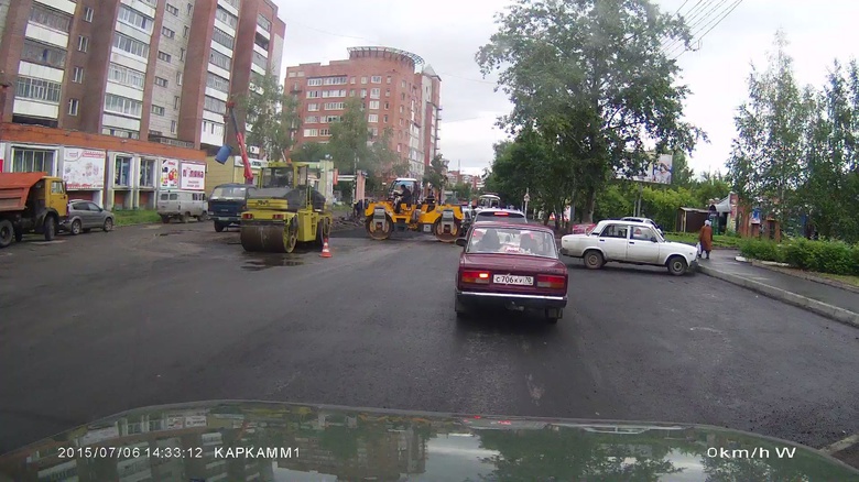 Подрядчик, работавший на Мокрушина в дождь, снова заасфальтировал участок неправильно