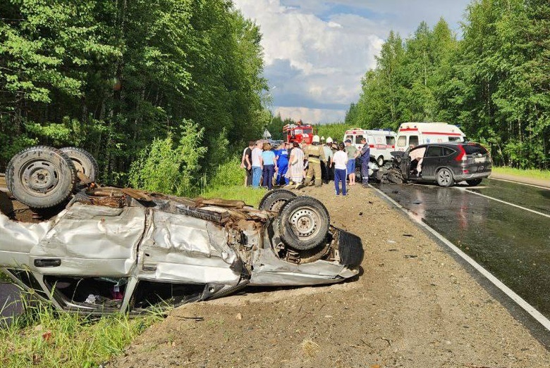 В тройном ДТП около Стрежевого пострадали 11 человек. Трое находятся в реанимации